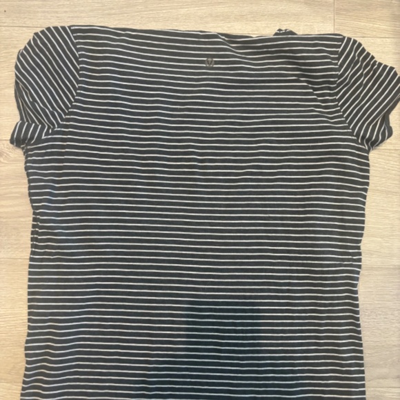 Lululemon Love T-Shirt (6) - Picture 3 of 4